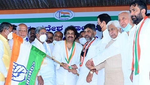 ಮಧುಬಂಗಾರಪ್ಪ ಅವರಿದೆ ಪಕ್ಷದ ಬಾವುಟ ನೀಡಿ ಬರಮಾಡಿಕೊಂಡ ಕಾಂಗ್ರೆಸ್ ನಾಯಕರು