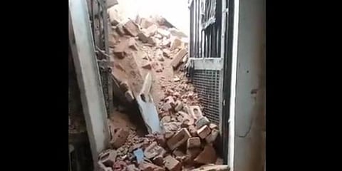 ಗೋಡೆ ಕುಸಿದು ಬಿದ್ದಿರುವುದು