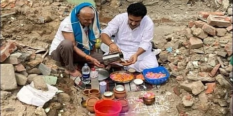 ತಮ್ಮ ಜಾಗವನ್ನು ವಾಪಸ್ ಪಡೆದ ಪ್ರದೇಶದಲ್ಲಿ ಭೂಮಿಪೂಜೆ ನಡೆಸುತ್ತಿರುವ ಕಾಶ್ಮೀರಿ ಪಂಡಿತರು