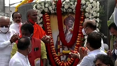 ಸಂಗೊಳ್ಳಿ ರಾಯಣ್ಣ ಪ್ರತಿಮೆಗೆ ಮುಖ್ಯಮಂತ್ರಿಯಿಂದ ಮಾಲಾರ್ಪಣೆ