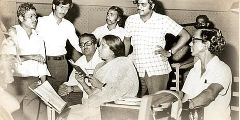 ಶಂಕರ್ ಸಿಂಗ್ ಅವರ ಸಿನಿಮಾ ರೆಕಾರ್ಡಿಂಗ್ ಸಮಯದಲ್ಲಿ ರಾಜೇಂದ್ರ ಸಿಂಗ್ ಬಾಬು, ಗಾಯಕಿ ವಾಣಿ ಜಯರಾಂ ಮತ್ತು ರೆಬೆಲ್ ಸ್ಟಾರ್ ಅಂಬರೀಶ್