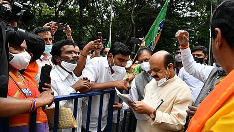 ತಮ್ಮ ನಿವಾಸ ಬಳಿ ಸಾರ್ವಜನಿಕರಿಂದ ಅಹವಾಲು ಸ್ವೀಕರಿಸಿದ ಮುಖ್ಯಮಂತ್ರಿ ಬಸವರಾಜ ಬೊಮ್ಮಾಯಿ