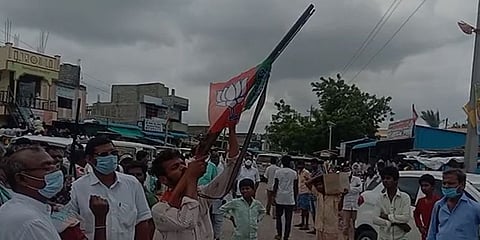 ಗಾಳಿಯಲ್ಲಿ ಗುಂಡು ಹಾರಿಸುತ್ತಿರುವುದು
