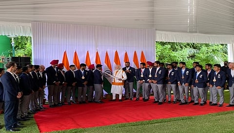 ದೆಹಲಿಯ ಲೋಕಕಲ್ಯಾಣ ಮಾರ್ಗದಲ್ಲಿರುವ ತಮ್ಮ ನಿವಾಸದಲ್ಲಿ ಕ್ರೀಡಾಪಟುಗಳೊಂದಿಗೆ ಪ್ರಧಾನಿ ಮೋದಿ