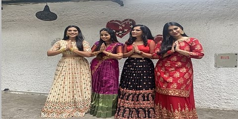 ಸಾಂಪ್ರದಾಯಿಕ ಉಡುಗೆಯಲ್ಲಿ ಯುವತಿಯರು
