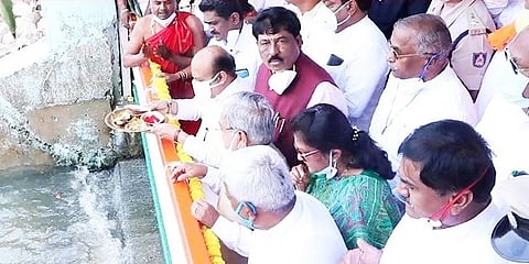 ಬಾಗಿನ ಅರ್ಪಿಸುತ್ತಿರುವ ಸಿಎಂ ಬಸವರಾಜ ಬೊಮ್ಮಾಯಿ