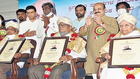 ವಿಧಾನಸೌಧದಲ್ಲಿ ದಿ ದೇವರಾಜ ಅರಸು ಪ್ರಶಸ್ತಿ ಸನ್ಮಾನಿತರೊಂದಿಗೆ ಮುಖ್ಯಮಂತ್ರಿ ಬಸವರಾಜ ಬೊಮ್ಮಾಯಿ