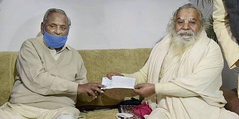 ರಾಮ ಮಂದಿರ ನಿರ್ಮಾಣಕ್ಕೆ ದೇಣಿಗೆ ನೀಡುತ್ತಿರುವ ಕಲ್ಯಾಣ್ ಸಿಂಗ್