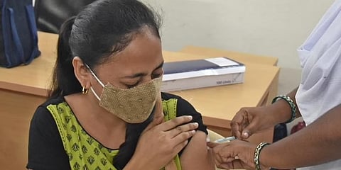 ಲಸಿಕೆ ಪಡೆಯುತ್ತಿರುವ ಮಹಿಳೆ (ಸಂಗ್ರಹ ಚಿತ್ರ)