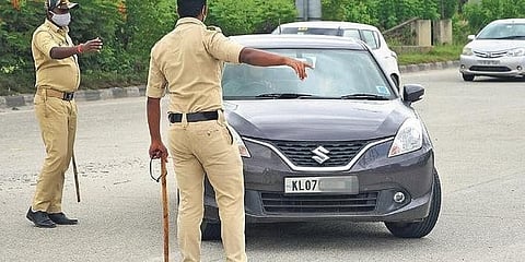 ಅತ್ತಿಬೆಲೆ ಚೆಕ್ ಪೋಸ್ಟ್ ಬಳಿ ವಾಹನಗಳ ಪರಿಶೀಲಿಸುತ್ತಿರುವ ಪೊಲೀಸರು