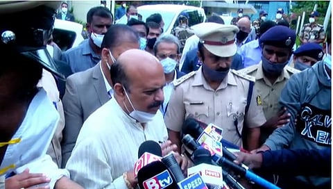 ದೇವನಹಳ್ಳಿ ಕೆಂಪೇಗೌಡ ಅಂತಾರಾಷ್ಟ್ರೀಯ ವಿಮಾನ ನಿಲ್ದಾಣ ಬಳಿ ಮಾಧ್ಯಮ ಪ್ರತಿನಿಧಿಗಳೊಂದಿಗೆ ಮಾತನಾಡಿದ ಸಿಎಂ ಬಸವರಾಜ ಬೊಮ್ಮಾಯಿ