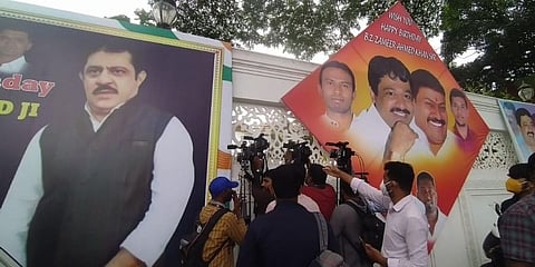 ಶಾಸಕ ಜಮೀರ್ ಅಹ್ಮದ್ ಖಾನ್ ಮನೆ ಮುಂದಿ ನಿಂತಿರುವ ಮಾಧ್ಯಮ ಪ್ರತಿನಿಧಿಗಳು