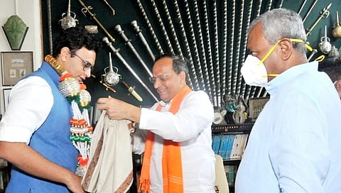 ಮೈಸೂರು ಮಹಾರಾಜರನ್ನು ಭೇಟಿ ಮಾಡಿ ಸನ್ಮಾನಿಸಿದ ಬಿಜೆಪಿ ರಾಜ್ಯ ಉಸ್ತುವಾರಿ ಅರುಣ್ ಸಿಂಗ್, ಸಚಿವ ಎಸ್ ಟಿ ಸೋಮಶೇಖರ್ ಇದ್ದಾರೆ.