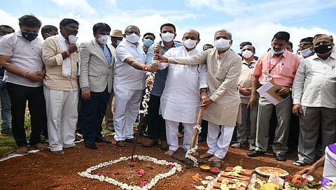 ಮುಖ್ಯಮಂತ್ರಿ ಬೊಮ್ಮಾಯಿಯವರು ಇಂದು ಸ್ವಕ್ಷೇತ್ರ ಶಿಗ್ಗಾಂವ್ ತಾಲ್ಲೂಕಿನ ತಡಸ ಗ್ರಾಮದಲ್ಲಿ ರಸ್ತೆ ಕಾಮಗಾರಿಗಳಿಗೆ ಭೂಮಿ ಪೂಜೆ ಹಾಗೂ ನೂತನ ಪ್ರವಾಸಿ ಮಂದಿರ ಕಟ್ಟಡಕ್ಕೆ ಶಿಲಾನ್ಯಾಸ ನೆರವೇರಿಸಿದರು