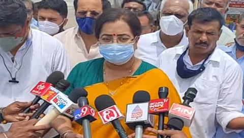 ಗುದ್ದಲಿ ಪೂಜೆ ಬಳಿಕ ಮಾಧ್ಯಮ ಪ್ರತಿನಿಧಿಗಳೊಂದಿಗೆ ಮಾತನಾಡಿದ ಸಂಸದೆ ಸುಮಲತಾ ಅಂಬರೀಷ್
