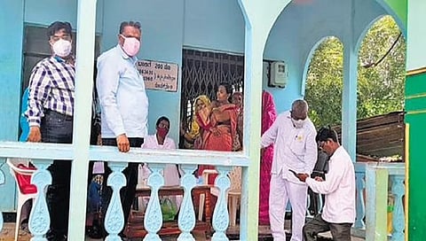 ಕೋವಿಡ್ ಲಸಿಕೆ ಹಾಕಿಸಿಕೊಳ್ಳುತ್ತಿರುವ ಗ್ರಾಮಸ್ಥರು