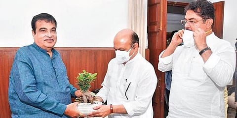 ನಿತಿನ್ ಗಡ್ಕರಿ ಭೇಟಿ ಮಾಡಿದ ಸಿಎಂ ಬೊಮ್ಮಾಯಿ