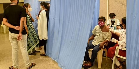 ಕೋವಿಡ್-19 ಲಸಿಕೆ ಪಡೆದುಕೊಳ್ಳುತ್ತಿರುವವರು