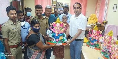 ವಿಗ್ರಹ ಹಸ್ತಾಂತರಿಸುತ್ತಿರುವ ಐಜಿಪಿ ರವಿದೀಪ್ ಸಿಂಗ್