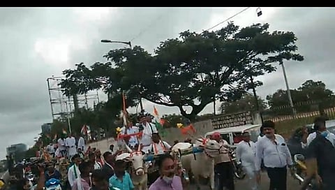 ತಮ್ಮ ಸದಾಶಿವನಗರ ನಿವಾಸದಿಂದ ವಿಧಾನಸೌಧಕ್ಕೆ ಎತ್ತಿನ ಗಾಡಿಯಲ್ಲಿ ಹೊರಟ ಡಿ ಕೆ ಶಿವಕುಮಾರ್ ಮತ್ತು ಇತರ ಕಾಂಗ್ರೆಸ್ ನಾಯಕರು