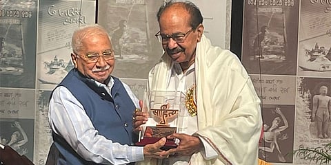 ಕೇಂದ್ರ ಸಾಹಿತ್ಯ ಅಕಾಡೆಮಿ ಪ್ರಶಸ್ತಿ ವಿಜೇತ ವೀರಪ್ಪ ಮೊಯ್ಲಿ
