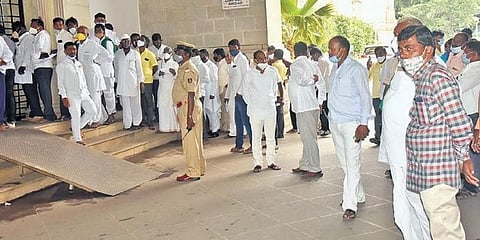 ಅಧಿವೇಶನಕ್ಕೆ ತೆರಳಲು ವಿಧಾನಸೌಧದ ಆವರಣದಲ್ಲಿ ನಿಂತಿರುವ ಜನರು.