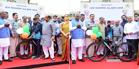 ಪವಿತ್ರಾ ಕುರ್ತಕೋಟಿಗೆ ಸೈಕಲ್ ಪ್ರಧಾನ ಮಾಡಿದ ಮುಖ್ಯಮಂತ್ರಿ ಬಸವರಾಜ ಬೊಮ್ಮಾಯಿ