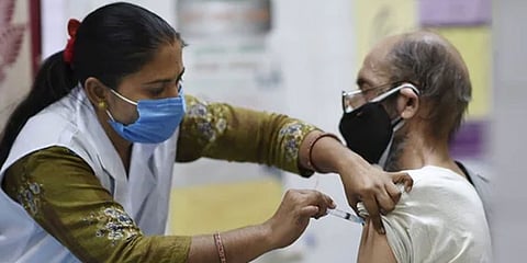 ಹಿರಿಯ ನಾಗರಿಕರಿಗೆ ಲಸಿಕೆ ನೀಡಿಕೆ