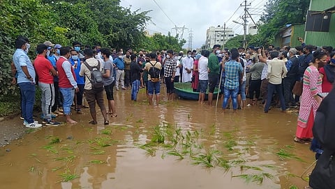 ತೆಪ್ಪದಲ್ಲಿ ಸಾಗಿದ ಪ್ರತಿಭಟನಾಕಾರರು