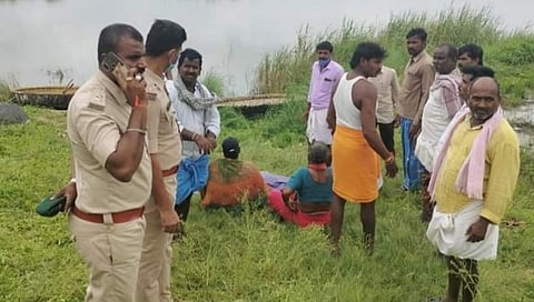ರೈತ ಮೃತಪಟ್ಟ ಸ್ಥಳದಲ್ಲಿ ಪೊಲೀಸರ ಪರಿಶೀಲನೆ