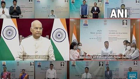 ಶಿಕ್ಷಕರಿಗೆ ಪ್ರಶಸ್ತಿ ನೀಡುತ್ತಿರುವ ರಾಷ್ಟ್ರಪತಿ ರಾಮನಾಥ್ ಕೋವಿಂದ್