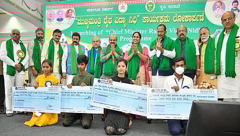 ರೈತ ವಿದ್ಯಾನಿಧಿ ಯೋಜನೆಗೆ ಚಾಲನೆ ನೀಡಿ ರೈತರ ಮಕ್ಕಳಿಗೆ ಸ್ಕಾಲರ್ ಷಿಪ್ ವಿತರಣೆ ಮಾಡಿದ ಸಿಎಂ ಬಸವರಾಜ ಬೊಮ್ಮಾಯಿ ಮತ್ತು ಇತರರು