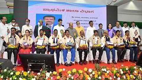 ಮುಖ್ಯಮಂತ್ರಿ ಬಸವರಾಜ ಎಸ್.ಬೊಮ್ಮಾಯಿ ರವರು ಇಂದು ವಿಧಾನಸೌಧದ ಬ್ಯಾಂಕ್ವೆಟ್ ಹಾಲ್ ನಲ್ಲಿ ಶಿಕ್ಷಕರ ದಿನಾಚರಣೆ ಕಾರ್ಯಕ್ರಮದಲ್ಲಿ ಭಾಗವಹಿಸಿ ಅತ್ಯುತ್ತಮ ಶಿಕ್ಷಕ ಪ್ರಶಸ್ತಿ ಪ್ರದಾನ ಮಾಡಿದರು.