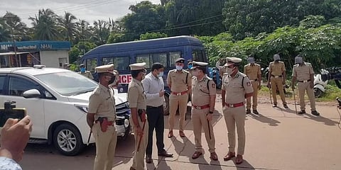 ಕೇರಳದ ಗಡಿಯಲ್ಲಿ ತಪಾಸಣೆ ನಡೆಸುತ್ತಿರುವ ಪೊಲೀಸರು