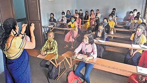 ಬೆಂಗಳೂರಿನ ಶಾಲೆಯೊಂದರಲ್ಲಿ ನಿನ್ನೆ ಪಾಠ ಮಾಡುತ್ತಿರುವ ಶಿಕ್ಷಕಿ