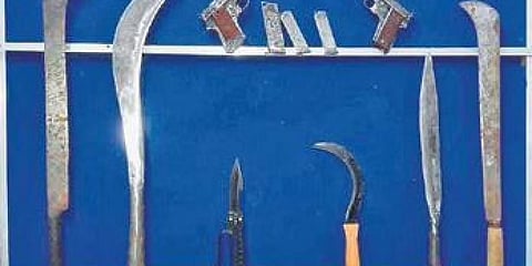 ಆರೋಪಿಗಳಿಂದ ವಶಕ್ಕೆ ಪಡೆದಿರುವ ಮಾರಕಾಸ್ತ್ರಗಳು