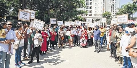 ಅಪಾರ್ಟ್'ಮೆಂಟ್ ನಿವಾಸಿಗಳಿಂದ ಪ್ರತಿಭಟನೆ.