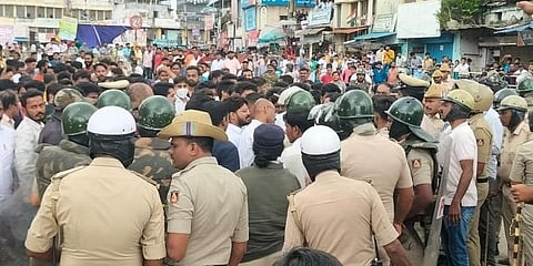 ಆ.15 ರಂದು ಸಾವರ್ಕರ್ ಪೋಸ್ಟರ್ ಗೆ ಸಂಬಂಧಿಸಿದಂತೆ ಅಮೀರ್ ಅಹ್ಮದ್ ವೃತ್ತದಲ್ಲಿ ಪೊಲೀಸರೊಂದಿಗೆ ವಾಗ್ವಾದ ನಡೆಸುತ್ತಿರುವ ಗುಂಪು