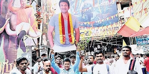 ನರ್ತಕಿ ಥಿಯೇಟರ್ ಮುಂದೆ ಪುನೀತ್ ಕಟೌಟ್