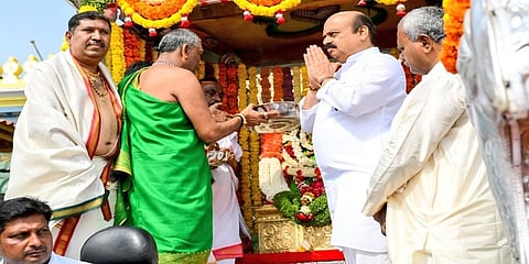 ಚಾಮುಂಡಿ ದೇವಿ ಉತ್ಸವ ಮೂರ್ತಿಗೆ ಸಿಎಂ ಪೂಜೆ ಸಲ್ಲಿಸುತ್ತಿರುವ ಚಿತ್ರ