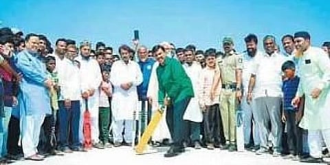 ಬಿಜೆಪಿ ಮುಖಂಡ ಗಾಲಿ ಜನಾರ್ದನರೆಡ್ಡಿ ಭಾನುವಾರ ಬಳ್ಳಾರಿಯಲ್ಲಿ ಸ್ಥಳೀಯ ಕ್ರಿಕೆಟ್ ಪಂದ್ಯಾವಳಿಗೆ ಚಾಲನೆ ನೀಡಿದರು.