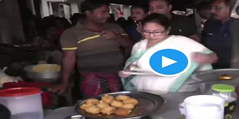 ಪಕೋಡಾ ಹಂಚುತ್ತಿರುವ ಸಿಎಂ ಮಮತಾ