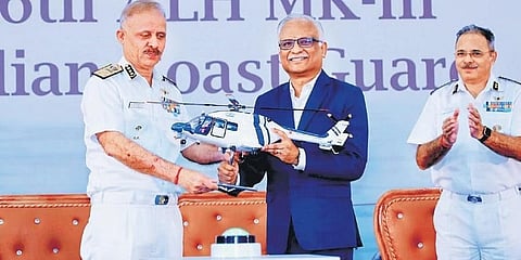 ಎಚ್ಎಎಲ್ ಸಿಎಂಡಿ ಸಿಬಿ ಅನಂತಕೃಷ್ಣನ್ ಅವರು ಮಂಗಳವಾರ ಬೆಂಗಳೂರಿನಲ್ಲಿ ಕೋಸ್ಟ್ ಗಾರ್ಡ್ ಡಿಜಿ ವಿ.ಎಸ್. ಪಠಾನಿಯಾ ಅವರಿಗೆ ಎಎಲ್ಹೆಚ್ ಎಂಕೆ-III ಮಾದರಿಯನ್ನು ಹಸ್ತಾಂತರಿಸಿದರು.