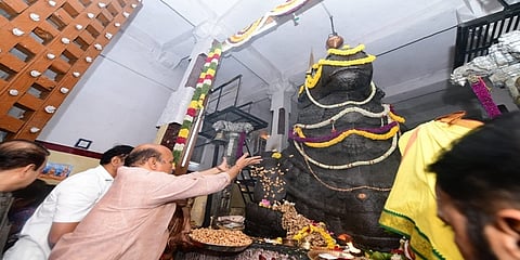 ಬಸವಣ್ಣನ ಪ್ರತಿಮೆಗೆ ಕಡಲೇಕಾಯಿ ಅರ್ಪಿಸಿದ ಮುಖ್ಯಮಂತ್ರಿ