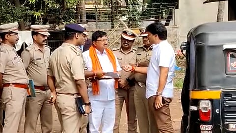 ಘಟನಾ ಸ್ಥಳಕ್ಕೆ ಭೇಟಿ ನೀಡಿ ಮಾಹಿತಿ ಪಡೆದುಕೊಳ್ಳುತ್ತಿರುವ ಗೃಹ ಸಚಿವ ಆರಗ ಜ್ಞಾನೇಂದ್ರ.