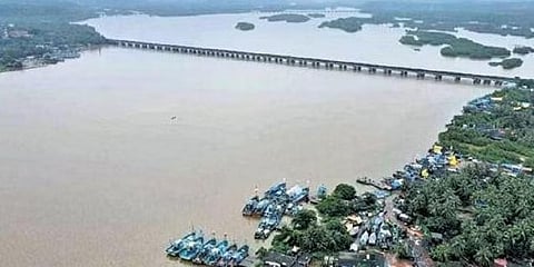 ಹೊನ್ನಾವರ ಬಂದರಿನಲ್ಲಿ ಹೂಳೆತ್ತುವ ಕಾರ್ಯ ಕೂಡಲೇ ಆಗಬೇಕಿದೆ