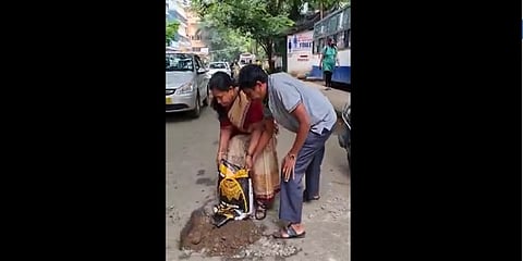 ಮಲ್ಲೇಶ್ವರದಲ್ಲಿ ರಸ್ತೆ ಗುಂಡಿ ಮುಚ್ಚುತ್ತಿರುವ ಸಾರ್ವಜನಿಕರು