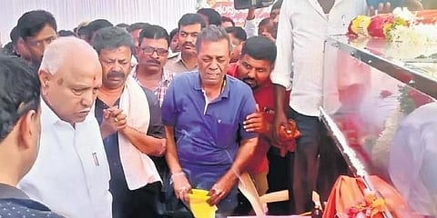 ಚಂದ್ರಶೇಖರ್ ಅವರ ಅಂತ್ಯಕ್ರಿಯೆಯಲ್ಲಿ ಮಾಜಿ ಸಿಎಂ ಬಿಎಸ್ ಯಡಿಯೂರಪ್ಪ.