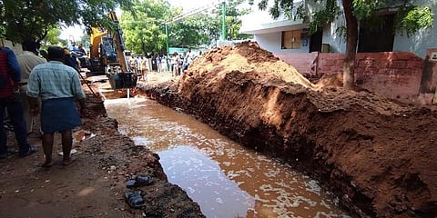 ಮಧುರೈನ ಕುಡಾಲ್ನಗರ ಸಮೀಪದ ಅಶೋಕ್ ನಗರ ಪ್ರದೇಶದಲ್ಲಿ ಪೈಪ್ಲೈನ್ ಕಾಮಗಾರಿ ವೇಳೆ 13 ಅಡಿ ಆಳದ ಹೊಂಡದಲ್ಲಿ ಸಿಲುಕಿರುವ ವ್ಯಕ್ತಿ