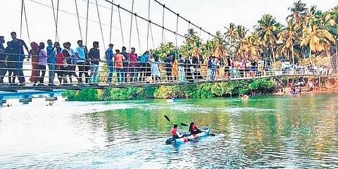 ಸೇತುವೆಯನ್ನು ನೋಡಲು ಬಂದಿರುವ ಪ್ರವಾಸಿಗರು.